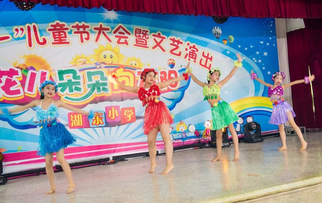 十多个精心编排,风格迥异的节目更是凝聚了湖东小学学生勤奋刻苦,努力