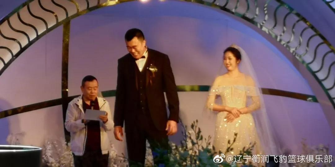 而#潘长江参加韩德君婚礼# 的话题,一度登上微博热搜榜第二的位置!