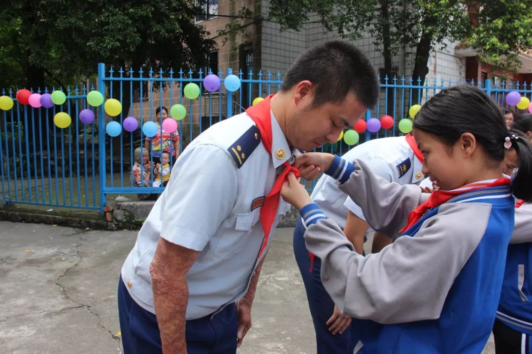 儿童节 小朋友给感动网友的"最美的手"戴上红领巾.