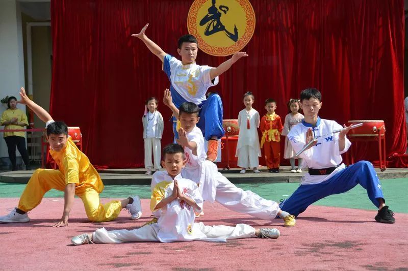 少侠们的《中国功夫》,从动作到眼神,一招一式都颇具中国武术功夫的