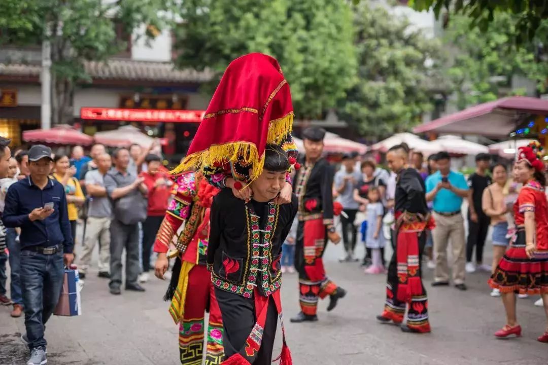 活动地点:彝人古镇彝人部落门口