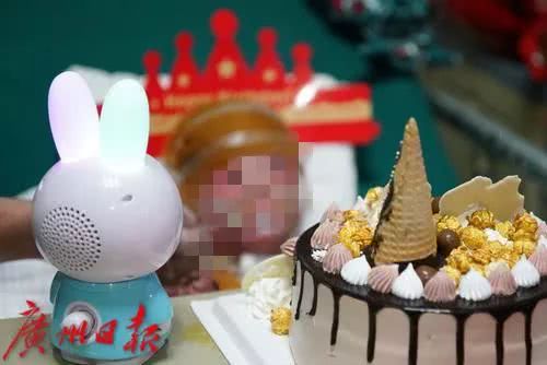                     “我们都是你妈妈！”小男孩有900位“妈妈”，背后原因让人泪目……