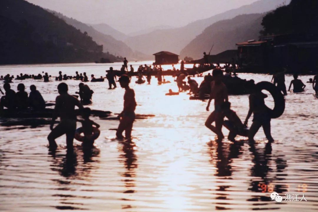 还记得洪江洲的天然游泳场吗?