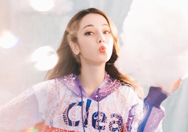 原创迪丽热巴生日撕衣热舞好友父母粉丝送祝福现场炸裂后哭成一片