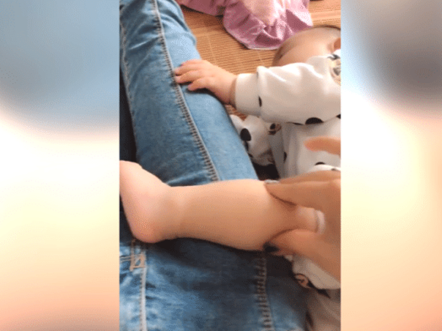                     原创            不到一岁的娃，睡觉前总“磨人”，网友：爸爸都没这么享受