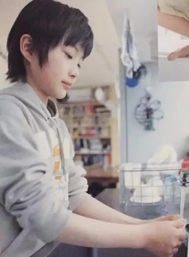 猜错的自己回去反思一下,天天喊老婆,结果老婆小时候居然没认出来!