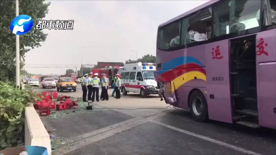 京港澳高速郑州段三车追尾!大巴车车头完全变形,多人受伤!_事故