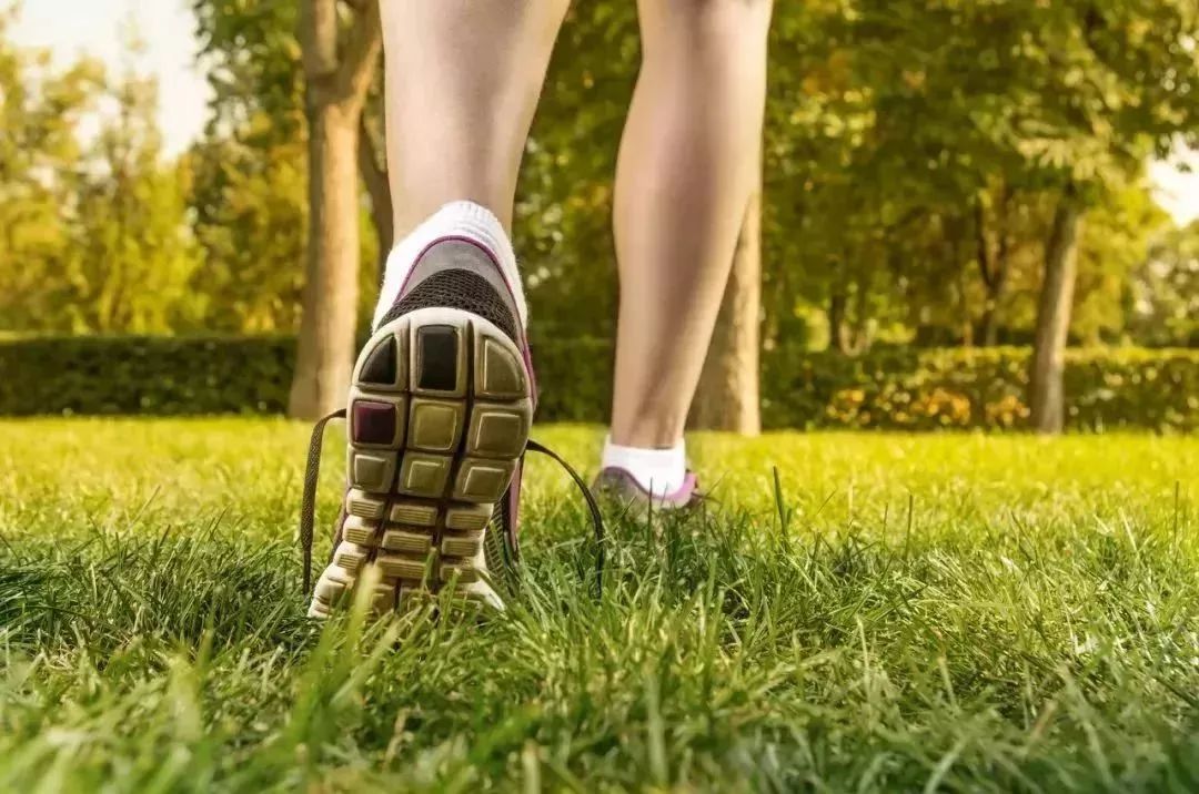 走路的姿势决定了你的健康,鞋底磨损的样子可能是疾病