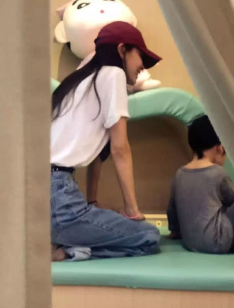 baby带儿子与好友聚会,2岁小海绵坐椅子上用手抓饭吃