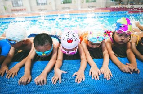                     入夏了，多游泳真能长高？儿科医生：这个“泳姿”，助力孩长个
