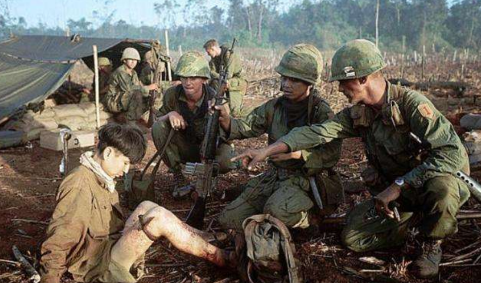 美越战争珍贵老照片美军走到哪烧到哪娃娃兵和美军决斗