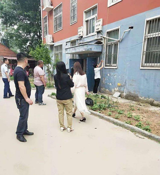                     5岁女童被电击倒，妈妈去拉孩子也被电，请让孩子远离不规范用电
