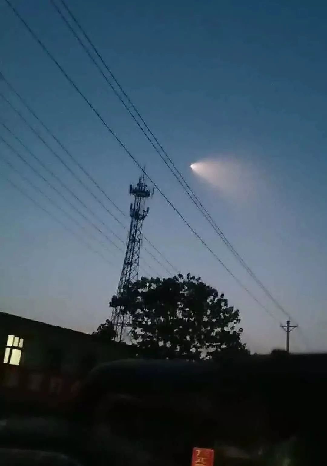 视频今晨沙河网友拍到不明飞行物