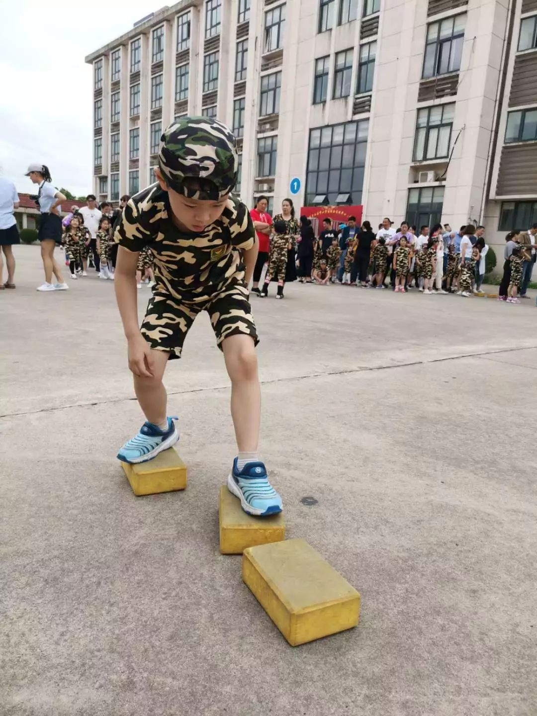 小朋友们吃鸡 028160ac5c4e4b45a1ef15f51efe691f.jpeg