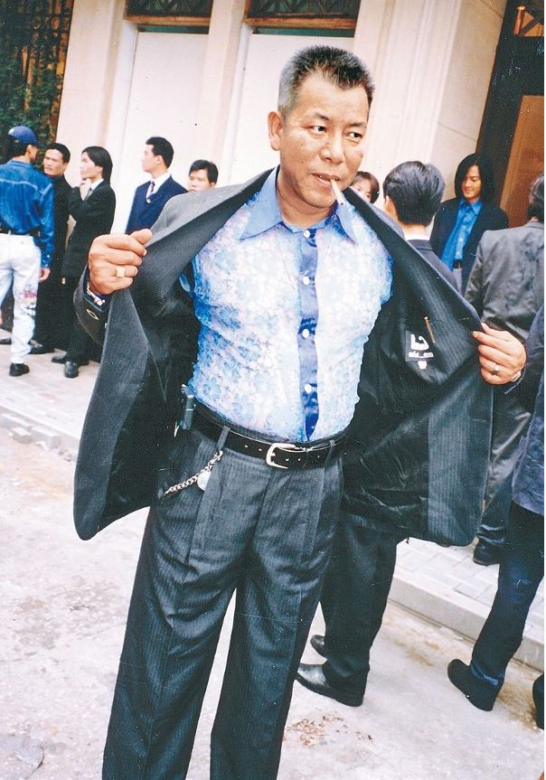 还用薄纱捆绑赤裸的上半身,边在海边奔跑边说:"甚至比我的初恋更加