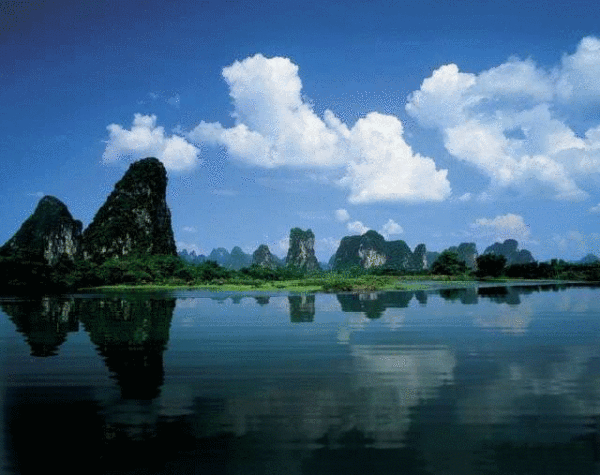 漫天飞舞的纸灰是亲人们放飞的纸鸢 一头连着大地 一头向另一个天空