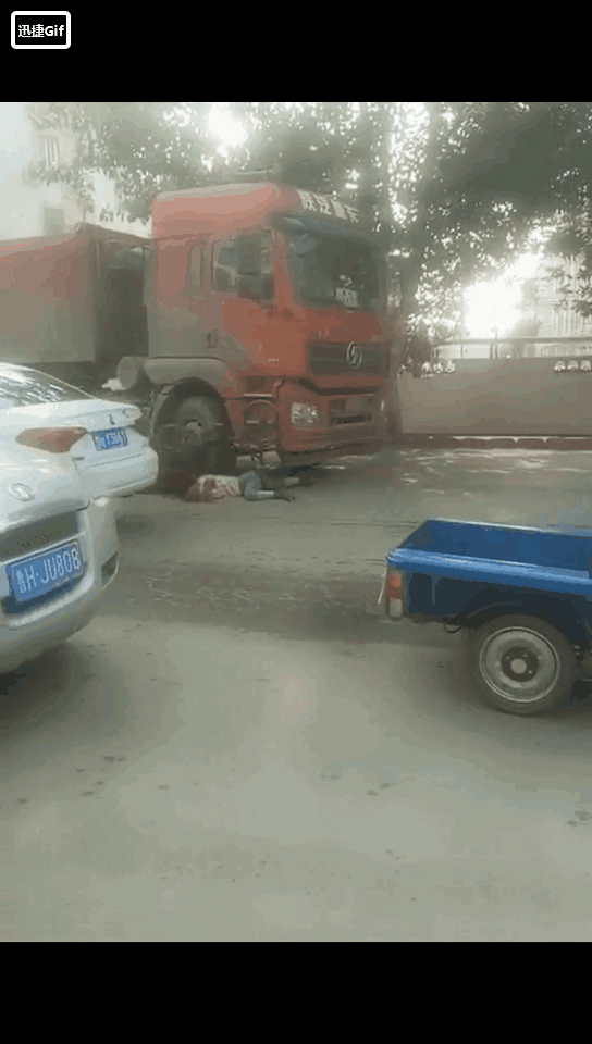 发生严重车祸  一三轮车与大车相撞  事故发生的原因正好是大车的盲区