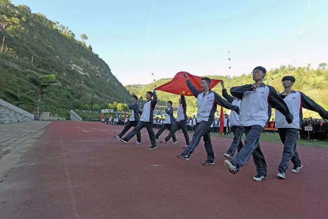 个旧一中八十一载风雨兼程加油