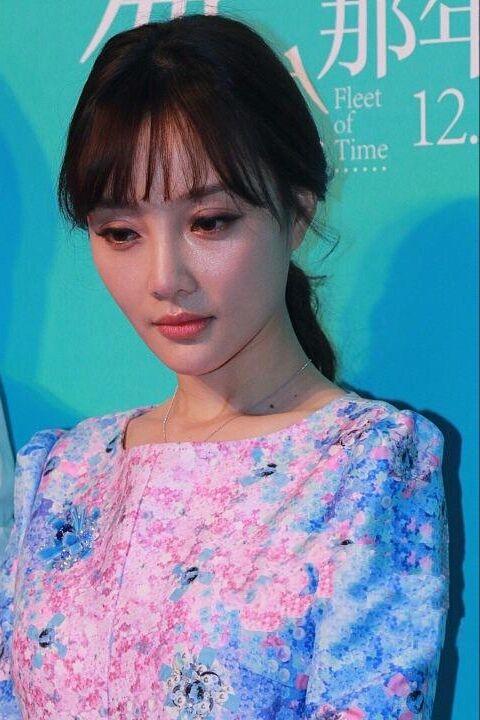 李小璐认真起来美极了,少女花裙配减龄刘海,可爱俏皮美似开挂!