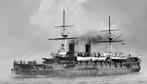 被俘的"尼古拉一世"号战列舰.
