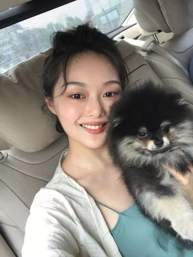 两夫妻还开了家木木美术馆,从此晚晚就开始以艺术家的身份和各大明星