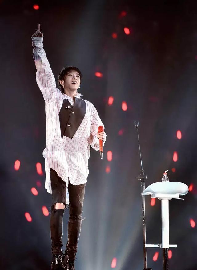 华晨宇为演唱会瘦身成功,有点日系暖男风,真爱