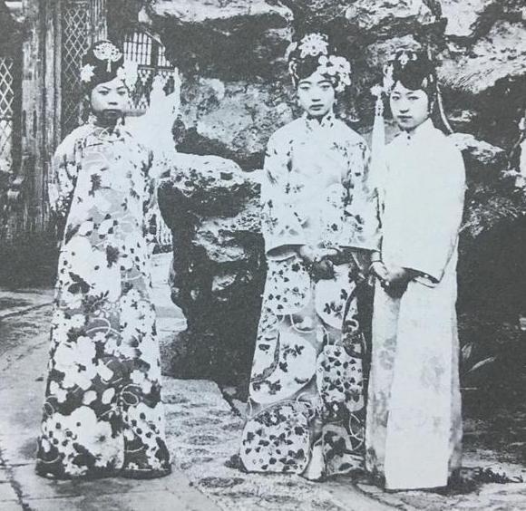 左边的是皇妃文绣,中间这位是皇后婉容,而最右边的则是才女唐怡莹