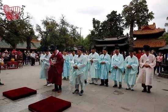 儒教韩国儒林人士文化交流团在曲阜孔庙举行祭拜孔子仪式