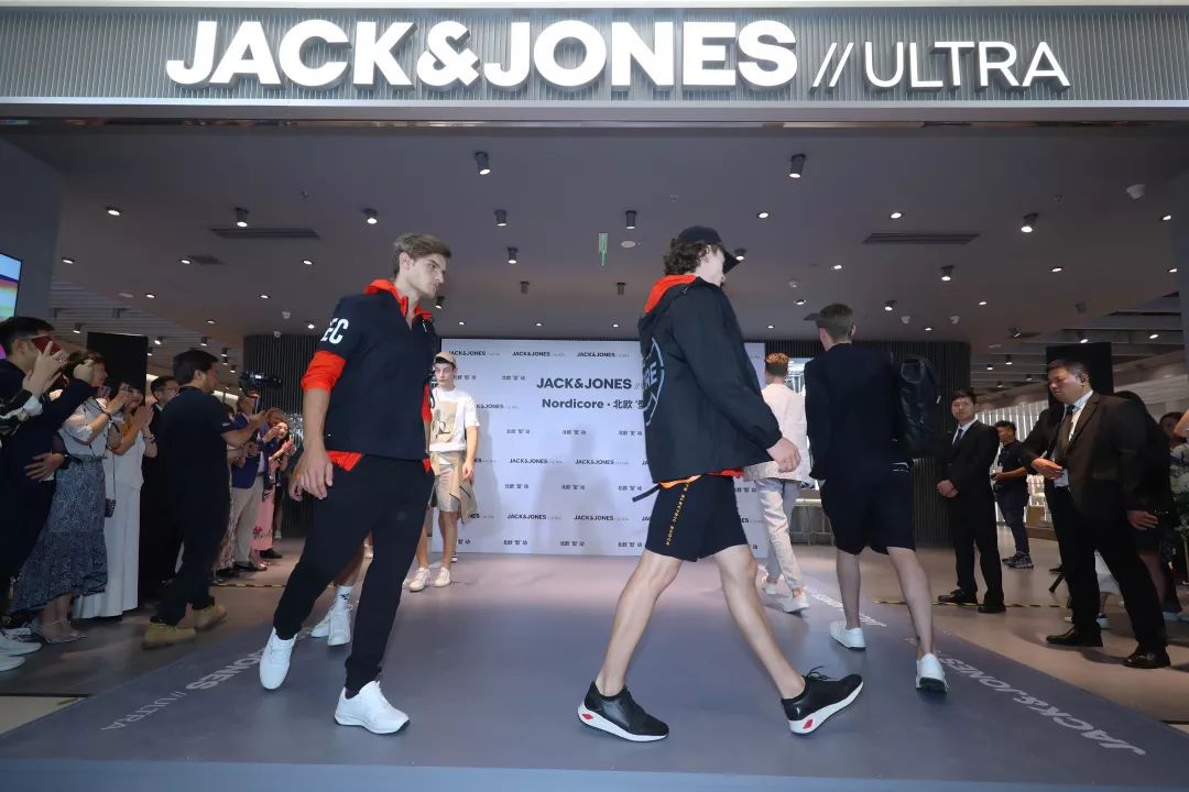 杰克琼斯首家jack jones ultra极致风尚店在龙湖北京61长楹天街