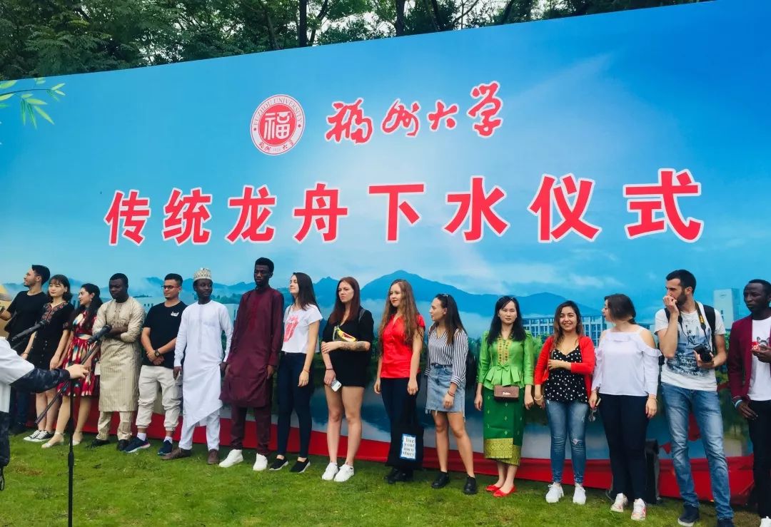福州大学传统龙舟下水仪式小福就带大家去到今天究竟经历了什么?