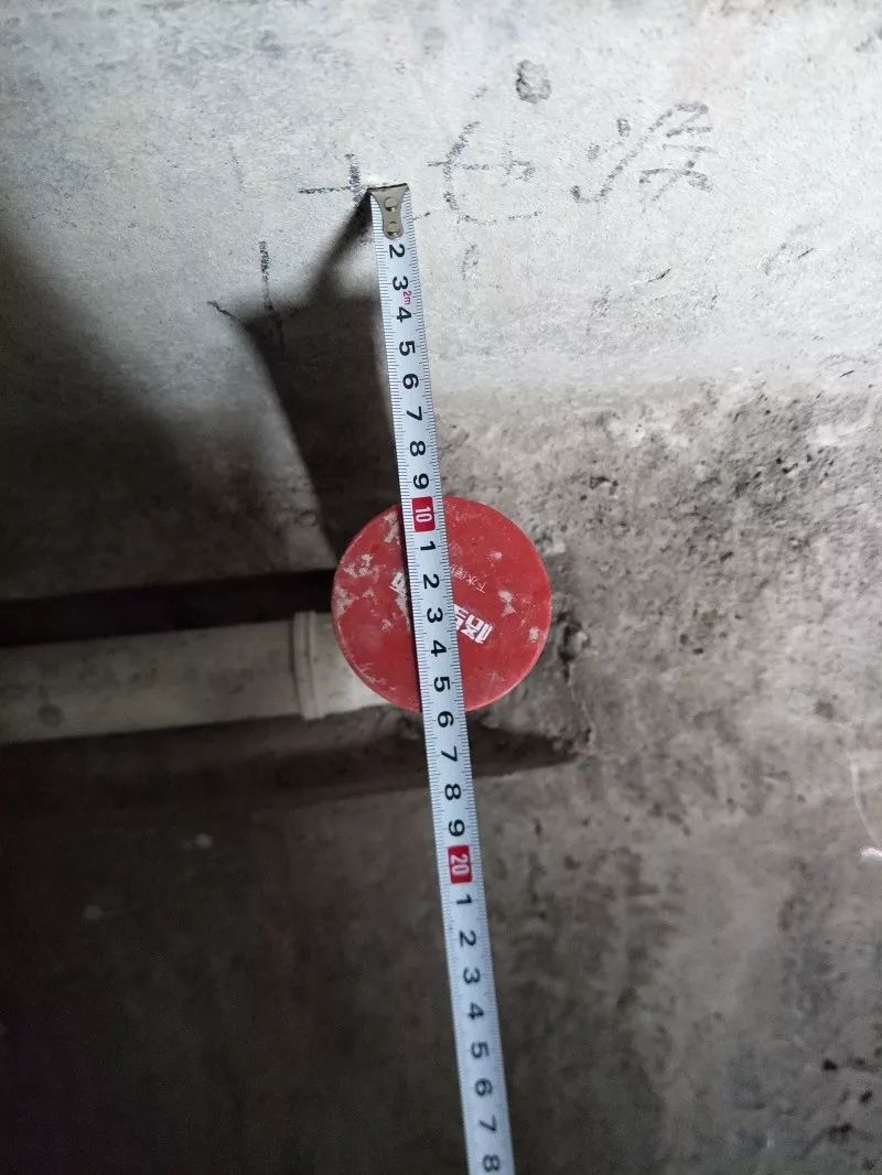 5cm,标准是11cm,通知项目经理做整改,将下水道管靠墙移1.5cm.