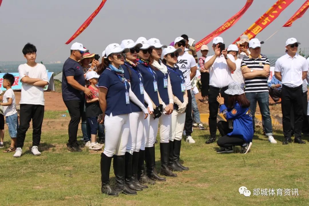 裁判员(临沂市女子马术队)保安人员和医护人员组委会领导为骑手们鼓掌