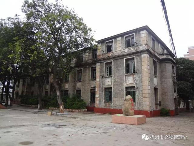 广西大学梧州旧址现存楼房6栋,建于1928年,建筑风格中西合璧,欧式为