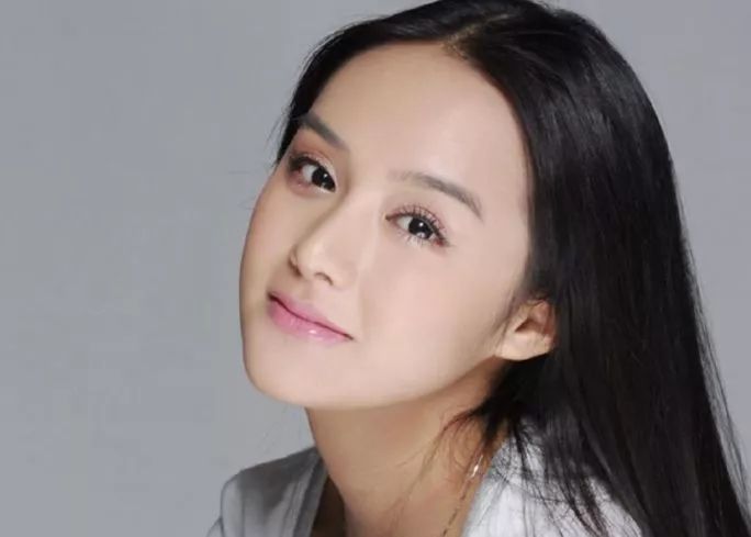她17岁上春晚走红,却嫁大12岁外卖员,为爱退圈丈夫成实力影帝