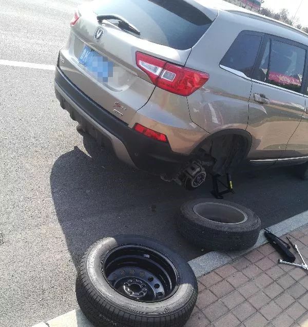 安全起见,客户立刻将车停在路边下车查看,发现汽车轮胎故障,需更换