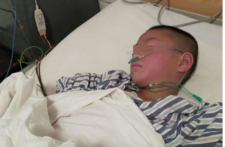                     男孩吃了以下零食后，不停吐血，全身被换血5遍！你家孩子也常吃