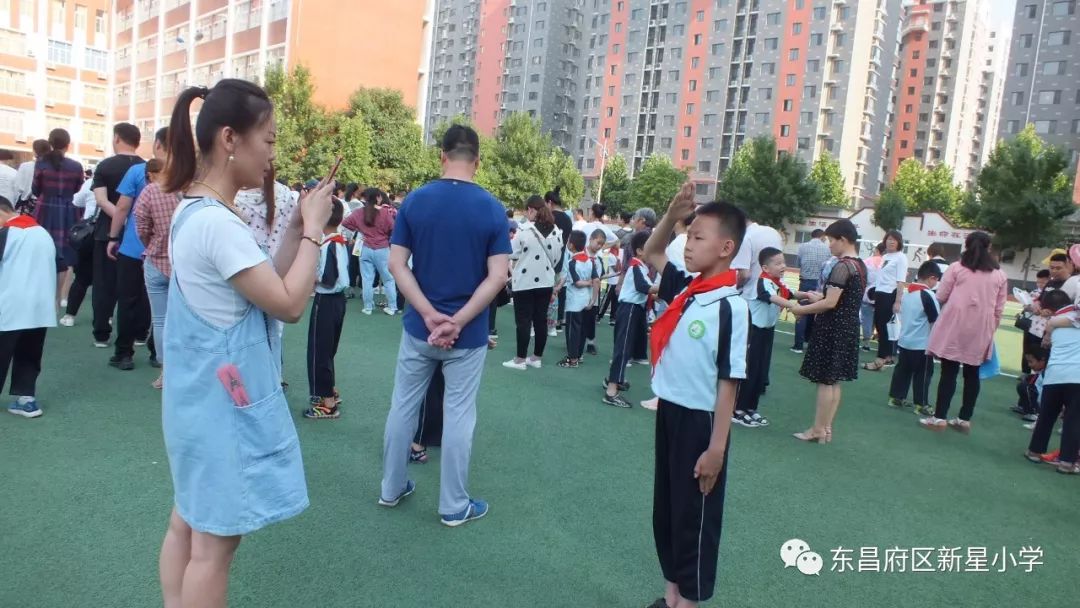 东昌府区新星小学隆重举行我与祖国共成长争做小小追梦人一年级新队员