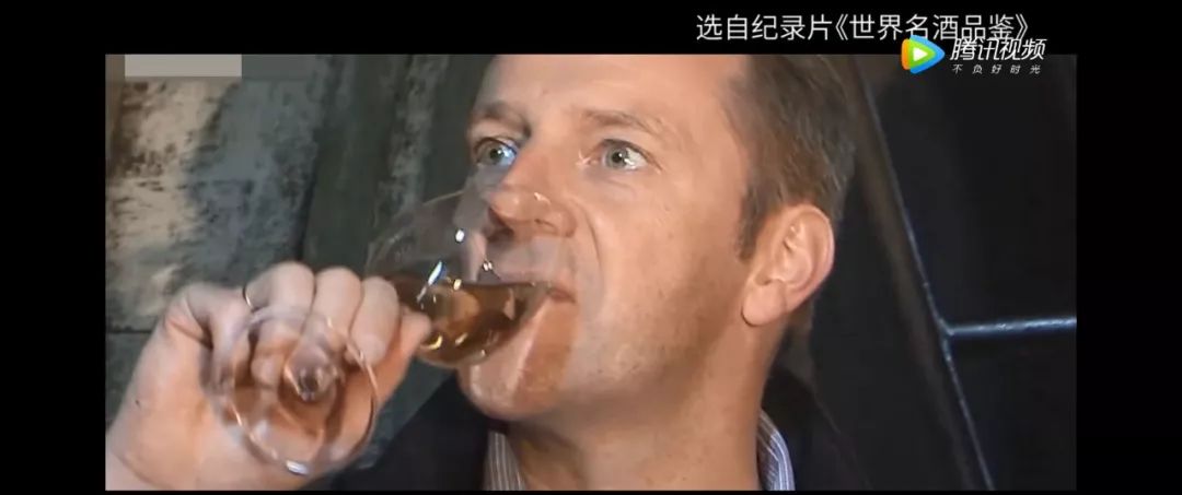 葡萄酒杯往往是玻璃制成的高脚杯,不是简单的圆柱体.