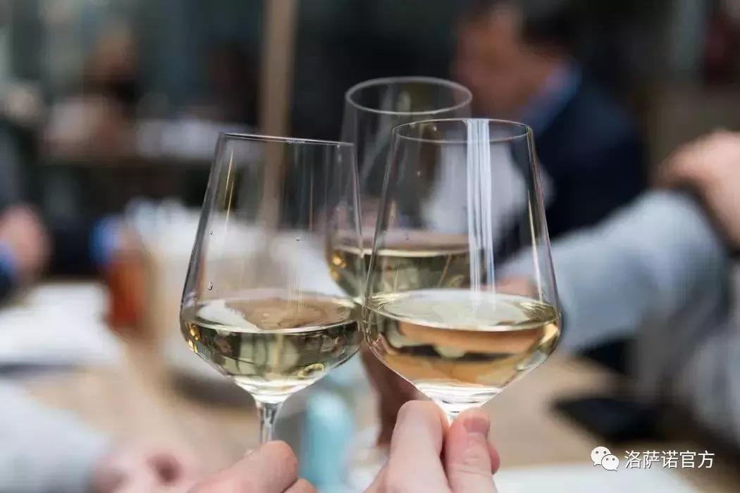 那么大一个酒杯,却不倒满酒,这也太小家子气了!