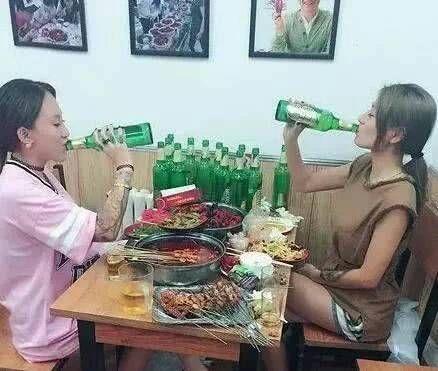 [20200210搞笑gif]：两个妹子豪放啊，撸串烧烤小啤酒-BB姬