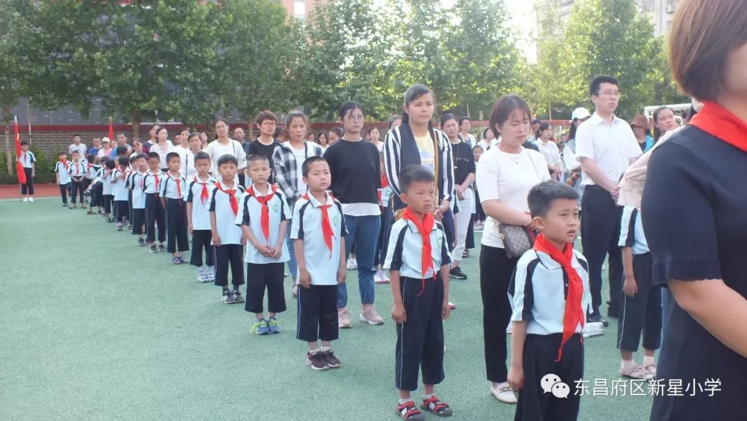 东昌府区新星小学隆重举行我与祖国共成长争做小小追梦人一年级新队员