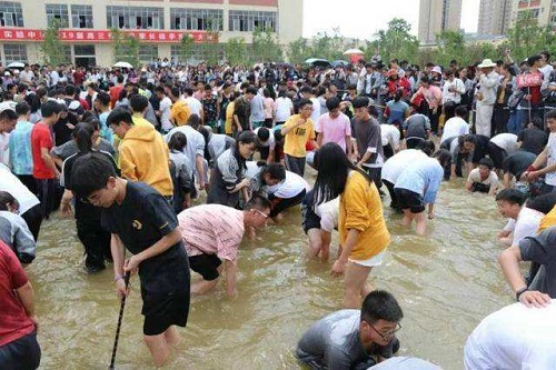 【大公观察】高三学生徒手抓鱼大赛引热议 学会考前心理减压轻松迎考在职教育硕士