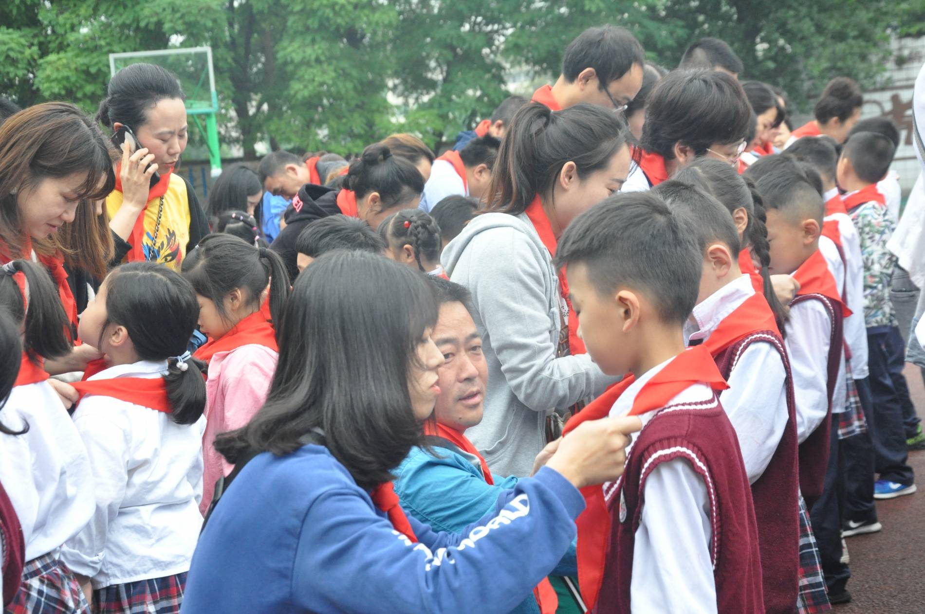 邛崃市西街小学家长见证我成长少先队入队仪式进行时