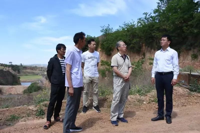 镇长张建军现场提出旅游开发建议和要求