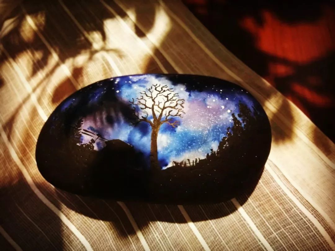 【书画少年】石头上绘星空!贵阳一中倪一鸣8块石头画义卖得巨款(快来晒作品，文末有投稿通道)