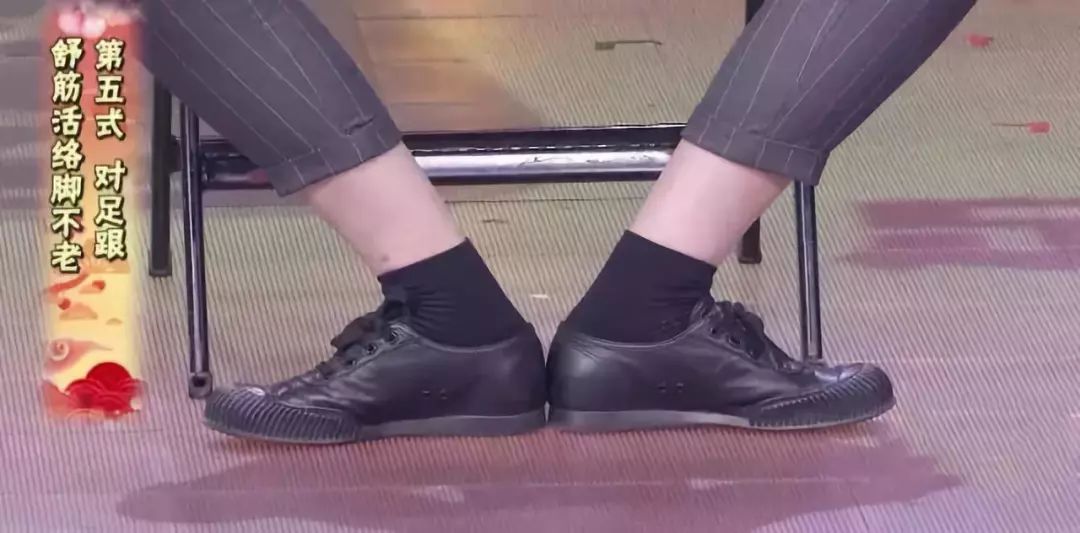 坡跟鞋子穿着往前老顶脚怎么办 71baac5e478145aea4a411939dde995e.jpeg