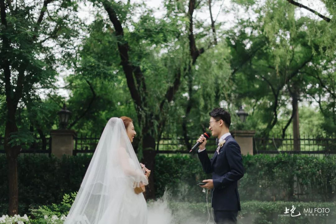 草坪婚纱照唯美图片_草坪婚纱照