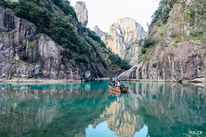 景区主要景群有:小三峡,石桅岩,下岙水库游乐区三处,长约8公里的小