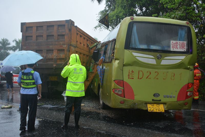 今日,岑溪一客车与一货车相撞致5人被困,大雨中这场救援惊心动魄