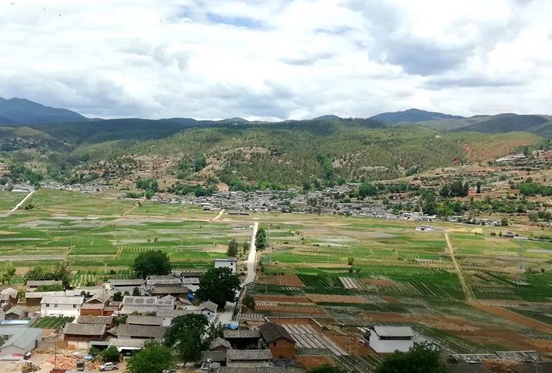 5月27日早上8点半,龙岗志愿者从云南省怒江川兰坪县出发,前往营盘镇